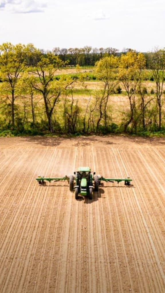 FJD AT1 Autosteering Kit can accurately sow and fertilize, helping to introduce growth. It can also reduce the number of tractor runs in the field, reduce consumption, and save energy.